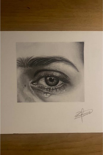 Mostrando mi trabajo de dibujo de ojos