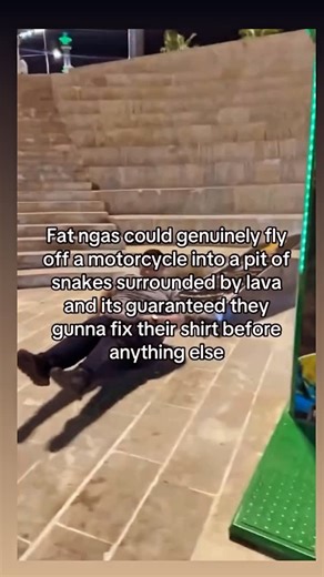 @repostbate on Instagram: "日本利用压电瓷砖将脚步转化为电能。这些瓷砖捕捉来自你脚步的动能。当你行走时，你的重量和动作会对瓷砖产生压力。瓷砖会轻微弯曲，从而产生机械应力。瓷砖内部的压电材料将这种应力转化为电能。每一步都会产生少量电荷，而数百万步结合在一起就能产生足够的电力来驱动 LED 灯、数字显示屏和传感器。在像涩谷车站这样繁忙的地方，每天大约有 240 万个脚步为这一系统作出贡献。这些电能可以被储存或立即使用，从而减少对传统电力来源的依赖，并支持可持续的城市基础设施。这种方法将日常运动转化为实用的可再生能源 #日本 #知识 #事实 #你知道吗 #推荐 #科技 #创新 #历史 #技术 #实验 #热门"