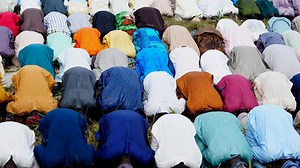 Millones de musulmanes de todo el mundo celebran el Eid al-Fitr
