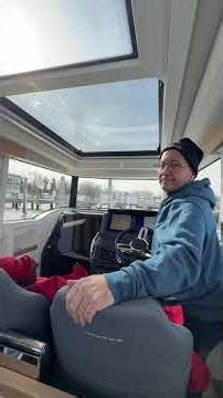 Capt Bischoff docks Nimbus C9 using only bow thruster!!