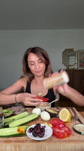 Plateau frais d'été : concombre, avocat, graines de courge et harissa