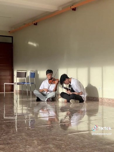 Learn to Play Violin Chords with Pluto Projector