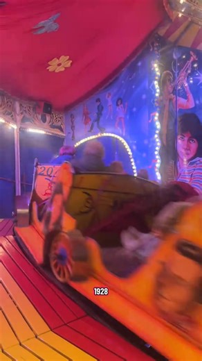 🎡 De Oudhollandse kermis draait nog op volle toeren! Kijk mee op de kermis en ontdek de verhalen achter de attracties. Wist jij dit al? 🎥Mirte van Veen #oudhollandsekermis #nostalgie #attracties | Zuiderzeemuseum