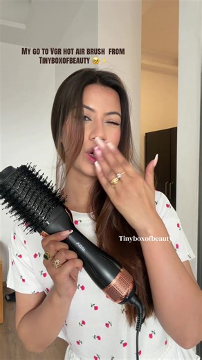 Effortless Hair Styling with the VGR Hot Air Brush