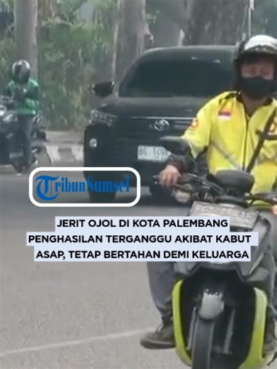 Kabut asap akibat kebakaran hutan dan lahan (karhutla) yang menyelimuti Kota Palembang, Sumatera Selatan, tak hanya mengganggu kesehatan masyarakat, tetapi juga berdampak pada aktivitas dan pendapatan pengemudi ojek online (ojol). Aktivitas masyarakat yang berkurang, termasuk penerapan pembelajaran jarak jauh (PJJ) bagi pelajar akibat kondisi udara, turut memengaruhi jumlah pesanan yang diterima para pengemudi ojol. Dampak tersebut dirasakan Nazom (29), pengemudi ojol yang tinggal di kawasan Mac