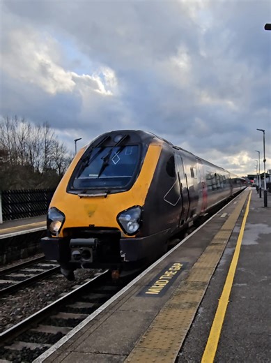 🚆 UK Railway Action | Chesterfield Station | 20/01/26 🇬🇧 CrossCountry Class 220 Voyager No. 220140 storms through Chesterfield Station at speed on service 1E36, delivering that unmistakable Voyager roar as it powers along the Midland Main Line. High-speed passenger action, classic diesel traction sounds, and another cracking moment captured trackside on a cold January day. 👉 Follow Trains and Freight Diaries for more UK trainspotting, fast passenger services, freight action and daily railway