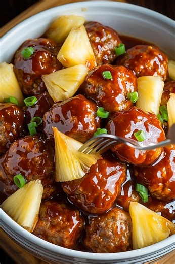 🍍 Slow Cooker Pineapple Barbecue Meatballs 🧁 Ingredients 1 bag (32 oz) frozen fully cooked meatballs (beef, turkey, or chicken) 1 bottle (18 oz) barbecue sauce (honey BBQ or original) 1 can (20 oz) pineapple chunks, drained (reserve juice) ½ cup pineapple juice (from the can) Recipe in First Coʍmеոτ 💬👇 | My Heavenly Recipes