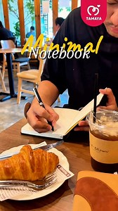 🖊️ สมุดโน๊ตมินิมอล กระดาษเนื้อหนา 100 แกรม จำนวน 100 แผ่น สมุดบันทึกดีไซน์เก๋ไก๋ที่ใครเห็นก็อยากมี ✨ ปกทำจากวัสดุพรีเมียมที่ให้สัมผัสนุ่มมือ ดูหรูหราแต่เรียบง่าย 📖 เขียนลื่นไม่มีสะดุด รองรับการเขียนทั้งปากกาและดินสอ 🖊️ ด้วยดีไซน์ขนาด A5 พกพาสะดวก เหมาะกับทุกโอกาส ไม่ว่าจะจดไอเดียในวันทำงาน หรือเขียนบันทึกส่วนตัวในวันหยุด 🌟 เป็นไอเท็มที่ช่วยเก็บเรื่องราวและความทรงจำของคุณให้อยู่ในมือเสมอ ปกสมุดทำจากวัสดุหนัง PU คุณภาพสูง สัมผัสนุ่มมือและมีความทนทาน ขนาด A5 (146 x 210 มม.) มีน้ำหนักเบา ราคาเล่