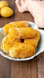 CROCCHETTE DI PATATE AL FORNO Morbide, gustose e sfiziose, piacciono davvero a tutti 😊 INGREDIENTI PER LE CROCCHETTE 800g di patate 80g di prosciutto cotto a cubetti 60g di provola a cubetti 50g di formaggio grattugiato 50g di pangrattato 1 uovo Sale fino PER LA PANATURA E LA COTTURA 1 uovo per la panatura Pangrattato Olio d’oliva PROCEDIMENTO Lessiamo le patate in abbondante acqua bollente per circa 30 minuti, finché non risulteranno morbide. Scoliamole, lasciamole intiepidire per qualche minu