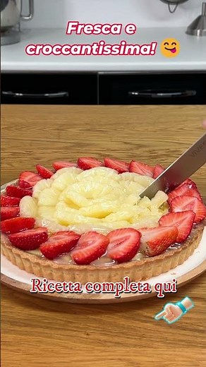 CRISPY TART with custard and fresh fruit