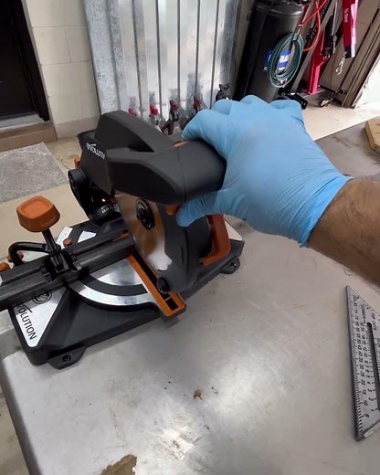 R210CMS Compound Miter Saw - Small but powerful!