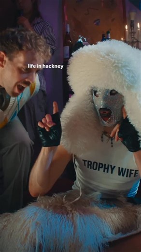 Lynks on Instagram: "i didn’t come here for art ??!! song + music video FINALLY out now eeeeeeeee lynks in bio xoxo 🎥 @wndyvsn @teddyjackson_ @willow.hazell 🎵 prod me + @bigsofty.mp3 👗 @maximilianraynor 🎩 @hat.n.spicy"