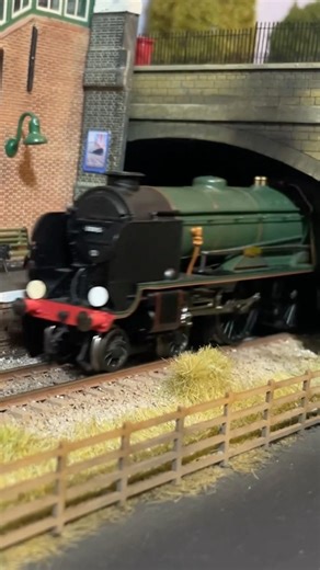 A Southern Short #modelrailways #modeltrains #train #railway #steamengine #southern #hornby #schools