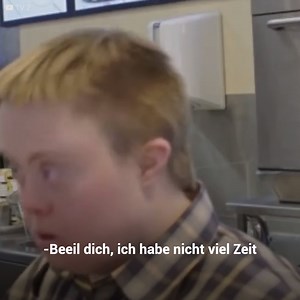 „Du hast dir die Hände gewaschen, nicht wahr?“ Sie verspottete einen Jungen mit Down-Syndrom vor aller Augen. Der Junge wollte nur seine Arbeit machen. Doch diese herzlose Kundin belästigte ihn ohne jeden Grund. Die gesamte Begegnung wurde von Kameras aufgezeichnet. Und wie die anderen Kunden in der Warteschlange eingriffen, um sie in ihre Schranken zu weisen. Abonniere, um mehr Content zu sehen http://bit.ly/yt-positivde | Positiv