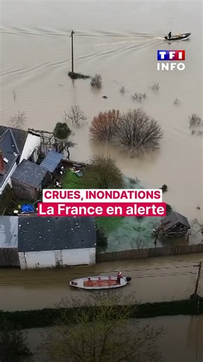 😮 "La France sous les eaux", le mot n'est pas trop fort, Météo France le confirme. Avec 36 jours consécutifs de pluie, le record de précipitations établi depuis les premiers relevés a été battu. Nos reporters ont passé la journée aux côtés des sinistrés, des sauveteurs, des équipes d'Enedis. Tous font face aux mêmes problèmes. Se déplacer est devenu presque impossible, sauf en barque. Ce qui peut être très dangereux. | TF1 INFO
