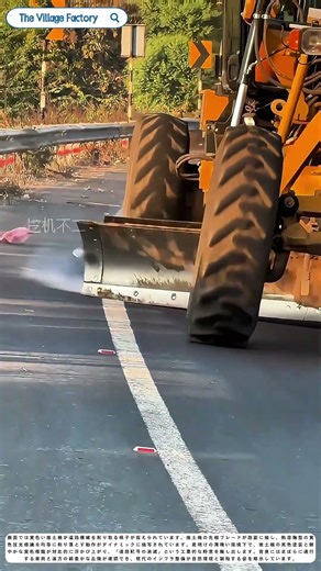 夜明けの黒帯を撫でる巨獣：機械化された道路記号の消滅劇