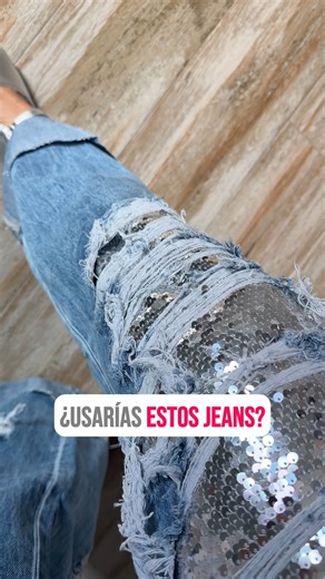 Cuarentonas y Más Felices por Norma Escandon | Comenta JEANS si quieres que te mande el link. 🔗 Estos jeans rotos con detalles de lentejuelas son el balance perfecto entre lo rebelde y... | Instagram