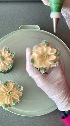 How to pipe a buttercream Zinnia ‘Profusion White’ flower on a cupcake using piping nozzle # 125K? #zinnia ia #cupcakes #cupcakedecorating #cupcake #edibleflower #bakers #buttercream #frosting #instagramreels #instalike #instagood #homemade #baker #bake #homebaker #homebaker #everyone #fbreels #everyonehighligths #fbreelvirals #fbf #highlights #cake #instadessert | Janet Rafael-White