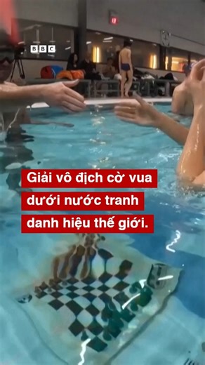 CỜ VUA DƯỚI NƯỚC: NHÀ VÔ ĐỊCH THẾ GIỚI LỘ DIỆN Ở HÀ LAN Giải vô địch cờ vua lặn thế giới diễn ra ở Groningen, Hà Lan, với người chơi sử dụng quân cờ gắn chì và bàn cờ từ tính. Mỗi nước đi phải hoàn thành trong một hơi thở, sau đó vận động viên trồi lên lấy hơi. Cựu vô địch Hà Lan Zyon Kollen giành ngôi quán quân nam, còn Josephine Damen, 17 tuổi, cũng của Hà Lan, đoạt danh hiệu vô địch nữ. #BBCNewsTiếngViệt #Covua | BBC News Tiếng Việt