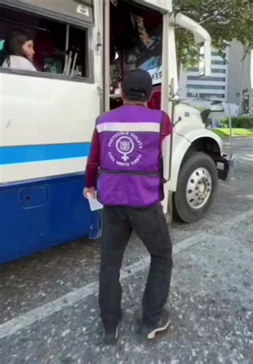 COMISIÓN DE TRANSPORTE DE #GUERRERO REALIZA OPERATIVO EN TRANSPORTE PÚBLICO DE #ACAPULCO, PARA EVITAR AUMENTO ILEGAL DEL PASAJE Luego de las denuncias ciudadanas, que manifestaban un aumento al cobro de pasaje por parte de choferes de algunas rutas, personal de la Comisión Técnica de Transporte y Vialidad de Guerrero, cuyo director general es el Lic. Arturo Salinas Sandoval, realizó un operativo en la avenida Costera Miguel Alemán, a la altura de la calle Wilfrido Massieu. Usuarios informaron qu