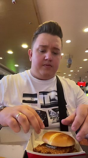 Rușine la McDonald's: Snitel și Sandwich-uri!