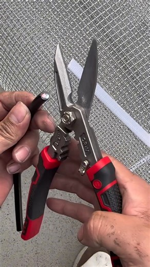 #Delixi's new industrial-grade professional sheet metal cutter# Sheet metal cutter with a sharp blade and strong cutting force, capable of cutting copper wire, aluminum, sheet metal, and steel wire. The serrated blade prevents slippage during cutting and is particularly labor-saving to use. #Cable cutter# Scissors | Hardware Tools