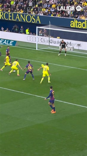 The sound of the crossbar 🥶 #LaLigaHighlights | FC Barcelona