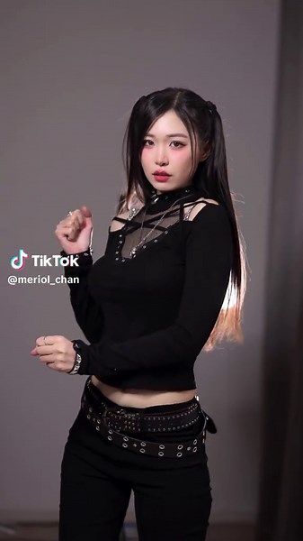 วิดีโอของ meriol chan (@meriol_chan) พร้อมเพลง 原聲 - 出來喬 - 安內