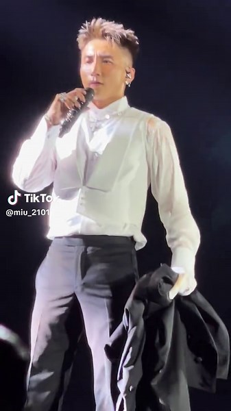 Khán giả toàn size 46 và áo tay ai tại Hà Nội