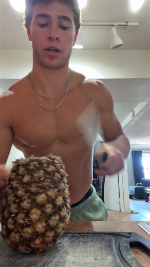 Cutting a pineapple in under a minute, plz do not try this at home. Pt. 5