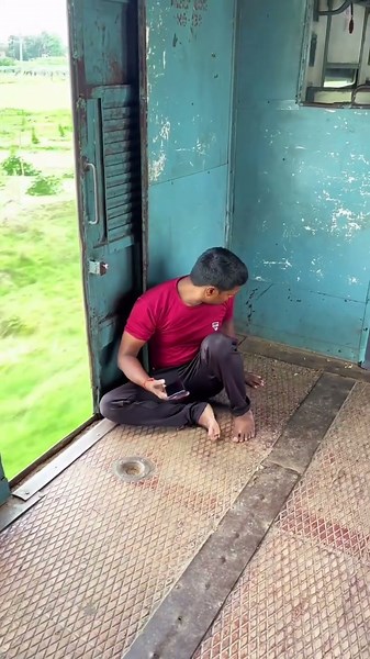 He threw the man's slippers off the train 🤯