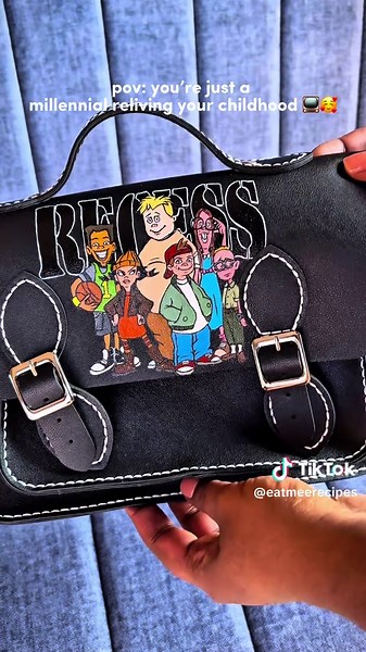 My birthday gift from hubby arrived today and I’m so ecstatic 🤩 y’all know I don’t have kids lol so I’m still basically a kid right 🤣 as a millennial, I love the cartoons we grew up and one of my absolute favs was Recess! I got a custom made recess bag and let me just say I am in love!! This is so nostalgic and is a piece that I will cherish always. Thank you so much to @Karina Namhing for making my childhood come to life in a bag that I can forever use and allow my inner kid to shine ✨ How ma