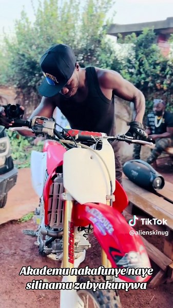 Nagwa Mu Love y Katonotono de Alien Skin