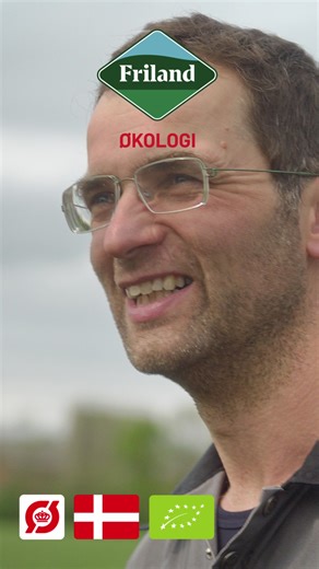 Hvad er dyrevelfærd for en frilandmand? 👨‍🌾 For Esben Møller Xu er svaret hjemmedyrket foder med 10 forskellige afgrøder, masser af fri leg under åben himmel og kærlig pleje❤️ Det har nu givet 3 flotte dyrevelfærdshjerter, og det er vi naturligvis superstolte over🤩 Læs mere om vores syn på dyrevelfærd på friland.dk. Her kan du også få inspiration til maden og møde vores passionerede frilandmænd💪 | Friland