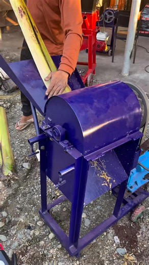 Mabilis ang Hibla, Mabilis ang Kita🌴 ABACA DECORTICATOR – Para sa Mas Malinis, Mas Mabilis, at Mas Malaking Production Kung dati ay ilang oras bago matapos ang isang bungkos ng abaca… ngayon, kaya na ng Abaca Decorticator gawin ito sa loob ng ilang minuto. Ito ang makinaryang nagbibigay ng consistent, export-quality fiber na hinahanap ng mga buyer — local man o international. Mabilis ang proseso – tuloy-tuloy ang decorticating, walang aberya. Mas maganda ang fiber – pantay, malinis, at mataas a