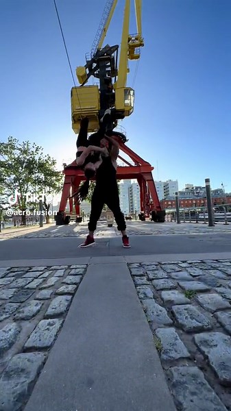 Tarde de trucos con Cele #acroduo #acroduo❤️ #acroduodance #foryou #foryourpage #duotricks #aprendiendo #learningprocess #duotrick #duo @acro.fusion @acro.fusion @acro.fusion