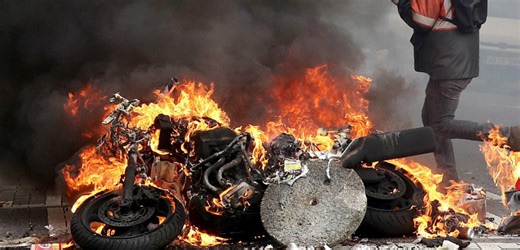 Έβαλαν φωτιά σε μοτοσικλέτα έξω από εκκλησία στη Λεμεσό | AlphaNews