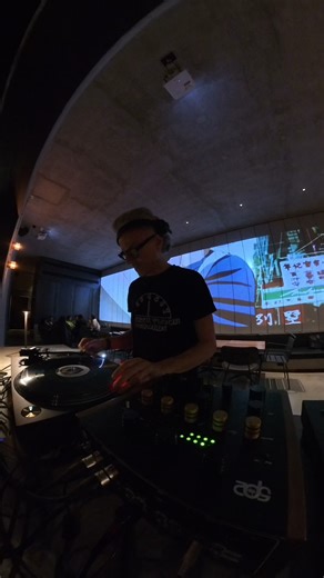 Jean Paul Francois on Instagram: "Vinile in rotazione, atmosfera raccolta. Al @lubnamilano risuona “Clap Your Hands” di Lil Louis & The Party, pubblicato nel 1997 su Go! Beat / FFRR: una parentesi più sofisticata e soul nella storia di Lil Louis, lontana dall’acid ma profondamente radicata nella cultura house di Chicago. Il brano nasce come esercizio di controllo del groove: arrangiamenti minimali, programmazione precisa e un lavoro quasi artigianale sui dettagli sonori, con Lil Louis coinvolto 