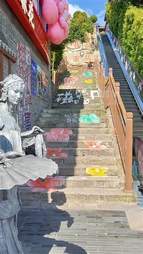 磁器口，一座活著的老街。青石板路、老屋茶館，藏著重慶最早的記憶。