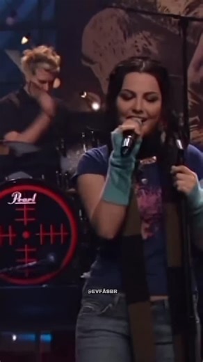 evanescenceworldarg on Instagram: "🎸🔥 “BROKEN” – @amylee & @seether 🔥🎸 CHORA AÍ, GALERA DOS ANOS 2000! 💔 Se tem uma música que define dor e conexão, é essa! Broken nasceu da mente de @ShaunMorgan, vocalista do @seether, como um desabafo sobre solidão e sofrimento. A versão original, lançada em 2002, era mais crua, mas foi a regravação de 2004 com @amylee, trazendo toda sua carga emocional e vocais de arrepiar, que transformou essa balada num verdadeiro hin