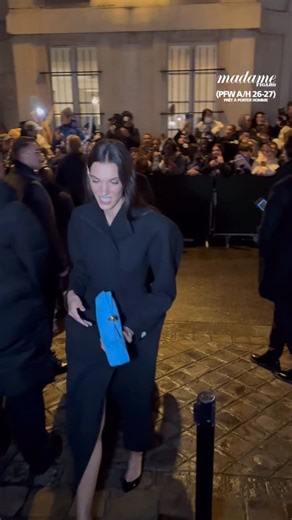 La chanteuse @charlottecardin a fait une apparition remarquée au Musée Picasso pour assister au défilé @jacquemus lors de la Fashion Week de Paris ✨ | Madame Figaro