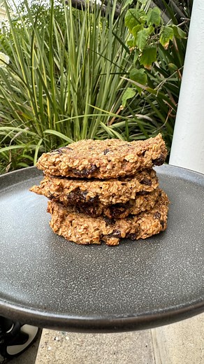 580K views · 582 reactions | Cinnamon raisin oatmeal cookies  So easy to make and taste really delicious  We used almond butter but they would work with peanut butter too. We made up the recipe as we went along so don’t have exact measurements but it’s easy to get them right  Bake them for around 10-12 mins on 200 degrees C  Hope you enjoy them. Tag someone who might like to bake these at home  ☺️ | The Body Coach | Facebook