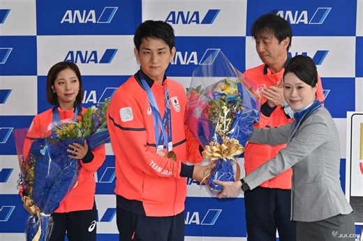 「りくりゅう」に大きな声　日本選手団が帰国〔ミラノ・コルティナ・オリンピック〕：時事ドットコム