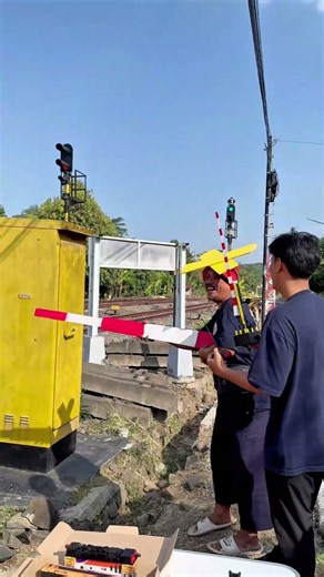 Sinyal Sudah Berubah Saatnya Manusia Palang Pintu Besar Menutup Perlintasan #keretaapi
