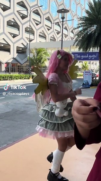 Fluttershy Dancing in Cafeteria - Equestria Girls