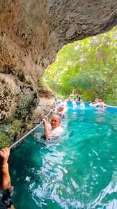 La maravillosa Cueva Andá Mirá esta ubicada en la aldea El Coco en Jalpatagua, Jutiapa. Este atractivo turístico es considerado una verdadera maravilla natural en Guatemala. Se conoce que el origen de dicho sitio tuvo lugar hace miles de años, producto de actividad volcánica y la fuerza erosiva del agua subterránea, actualmente sus aguas son azufradas y nacen de la montaña a su alrededor. Además, la temperatura del agua es templada y son perfectas para aliviar el calor del lugar 😍 | Yo soy Chap
