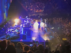 Lynette Paradise Carolla on Instagram: "Such a great time last night w my girls at @pearljam!! Thank you @karisimm33 and @billsimmons @iaconom 🎸💙"