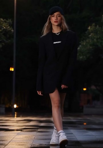 The world is yours. Don’t stop walking. 🌎🌎🌎 Buy now: www.unbroken.com.co #unbroken #clothes #fashion #colombia #newyork
