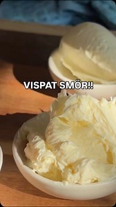 Reklam för min kökskollektion - God morgon! 🌞 Vill du ha det där riktigt lyxiga vispade smöret som man får på restaurang? Jag visar hur enkelt du gör det hemma: vispa rumstempererat smör tillsammans med lite salt och en sked gräddfil med elvisp – på bara några minuter har du ett mjukt, luftigt smör som lyfter helgfrukosten till nya höjder. 🧈 I videon använder jag skärbrädor och smörknivar ur min Tarragon-serie – vackert akaciaträ i olika varianter, perfekt både till matlagning och dukning. Ser