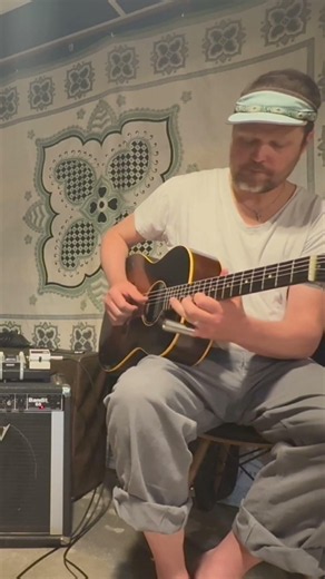 In the zone. (1957 Gibson LG-1 into 1984 Peavey Bandit 65).